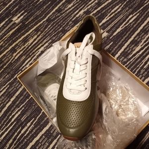 Beautiful walking shoe new in the box